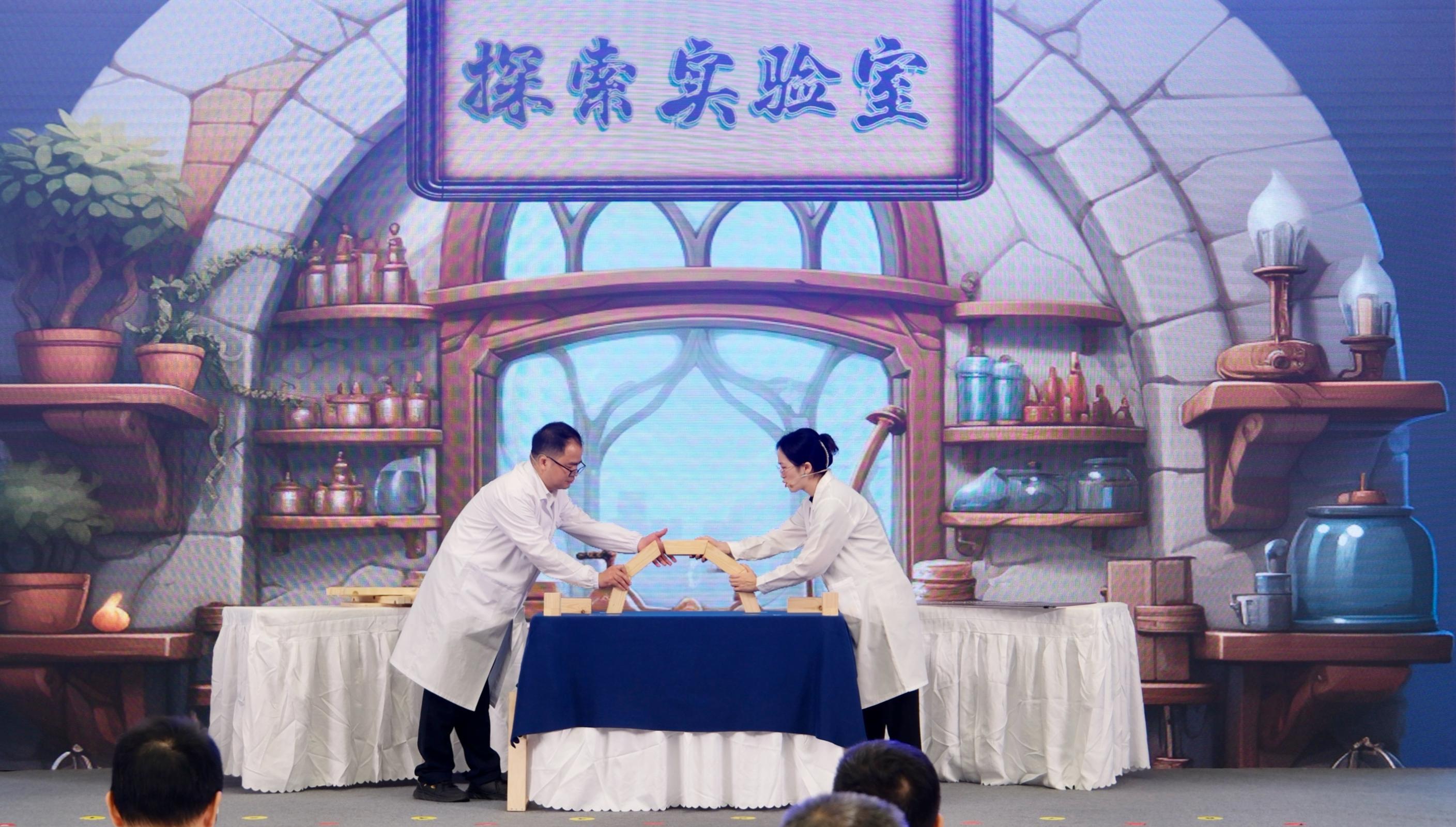 启动式现场，武汉科技馆表演了科学实验秀《拱形的奥秘》