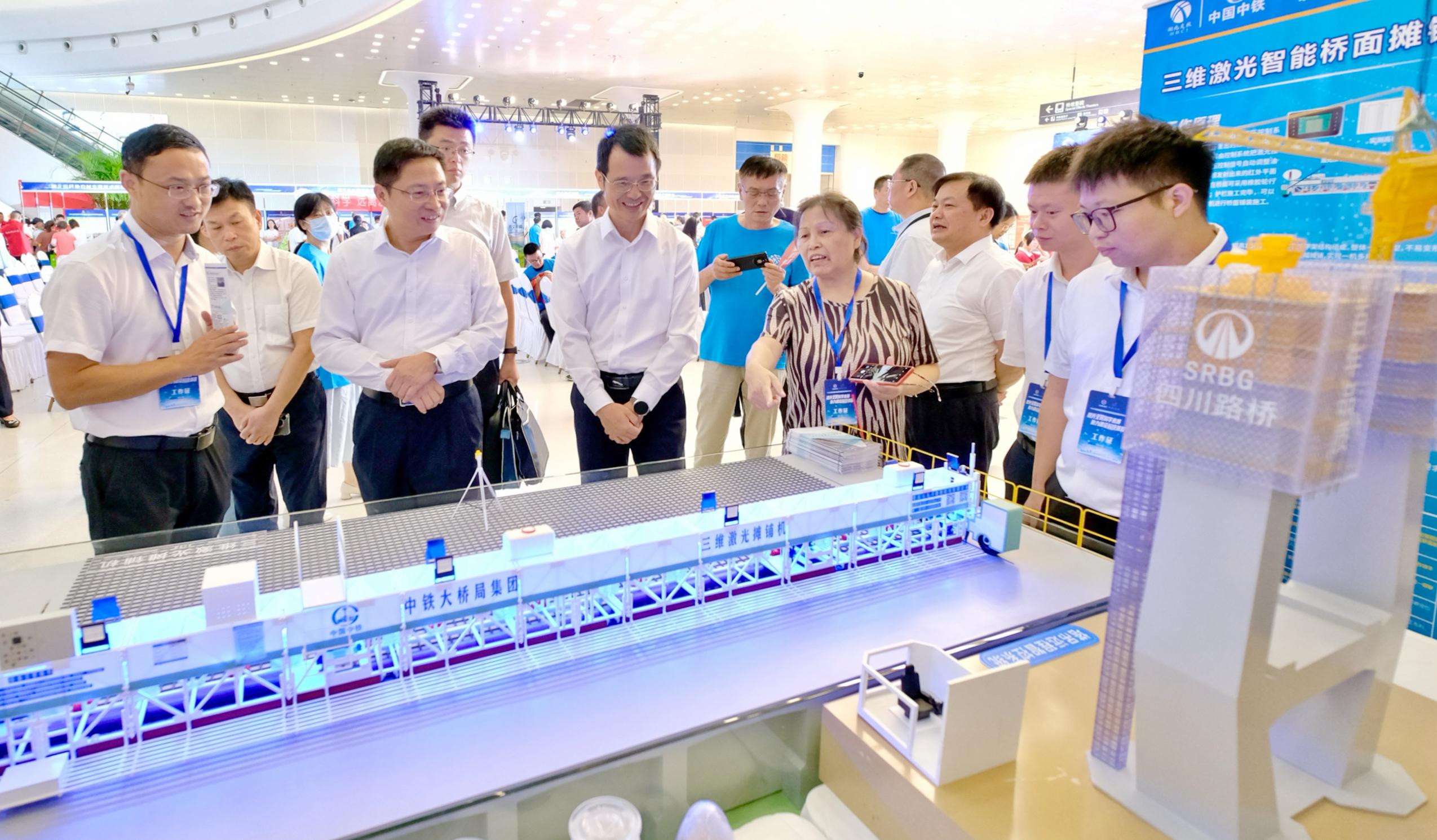 省政协党组成员、副主席王兴於，省科协党组书记、副主席周德文等领导同志参观主场活动科普展示区