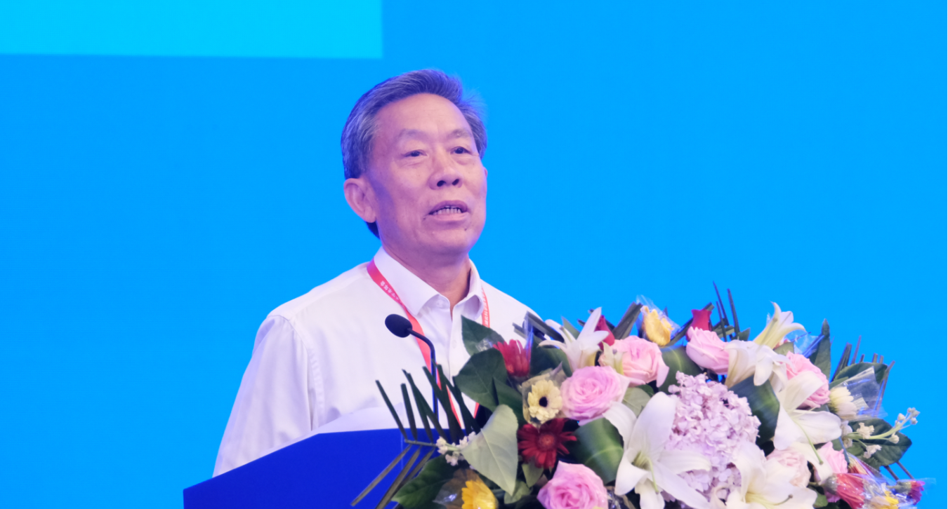 湖北省政协原副主席、湖北省老科技工作者协会会长郭跃进作主旨报告