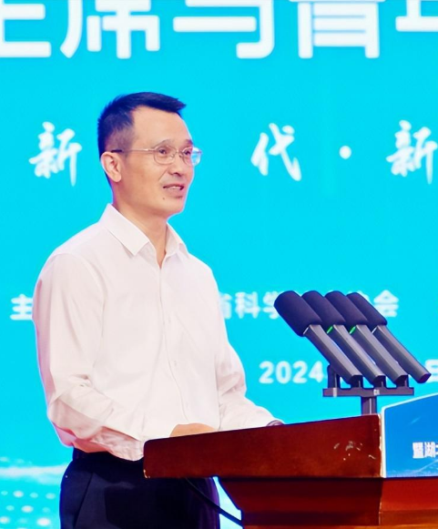 湖北省科协党组书记、副主席周德文主持活动
