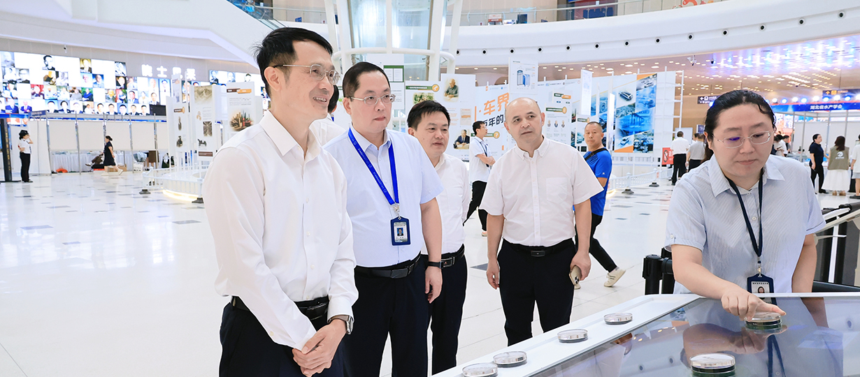 启动式后，省科协党组书记、副主席周德文参观主场科普展示区