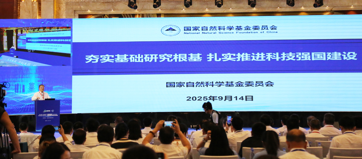 中国科学院院士，国家自然科学基金委员会副主任，肿瘤生物学家张学敏作主旨报告