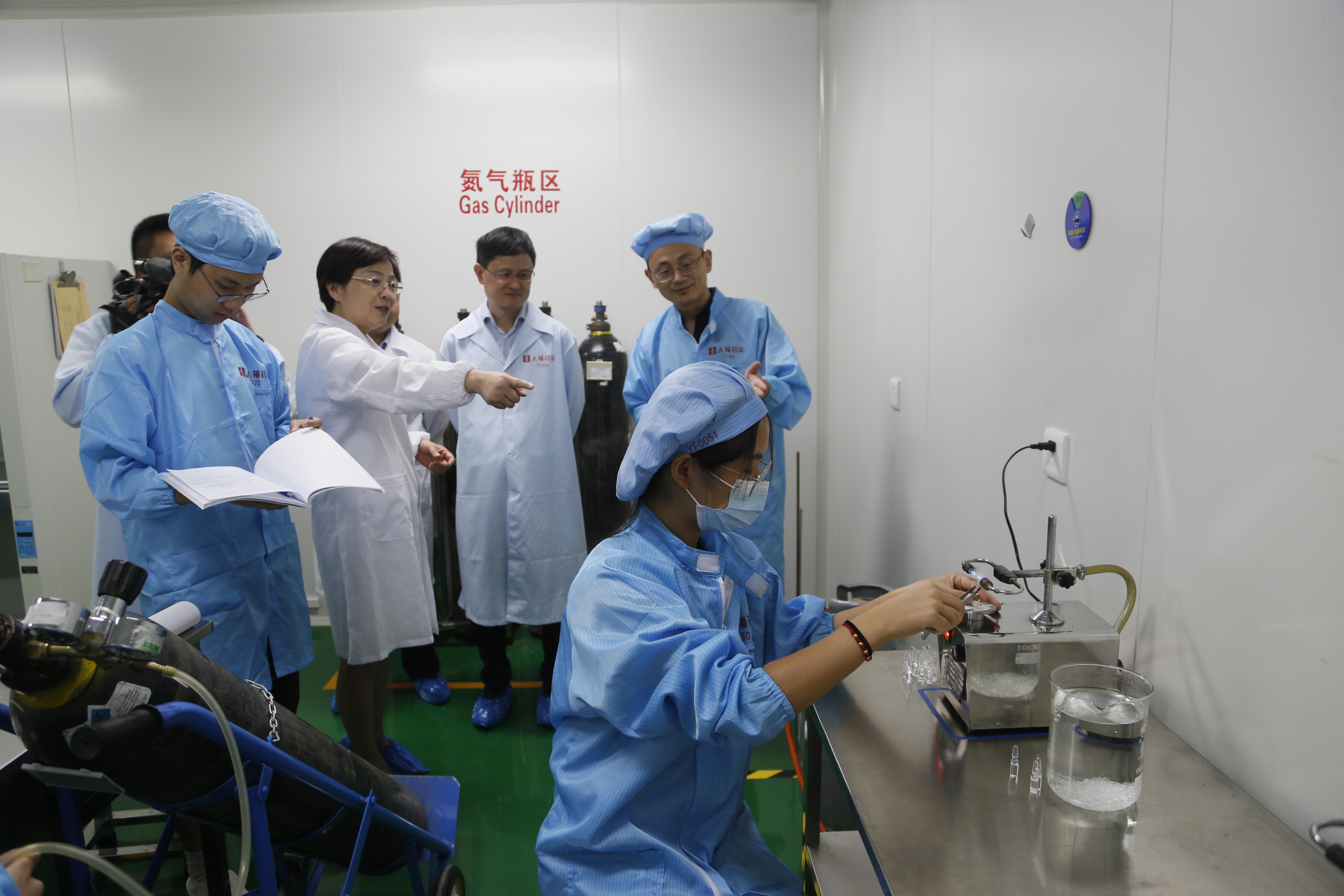 图2：舒红兵院士到宜昌人福药业车间进行实地考察并指导.jpeg