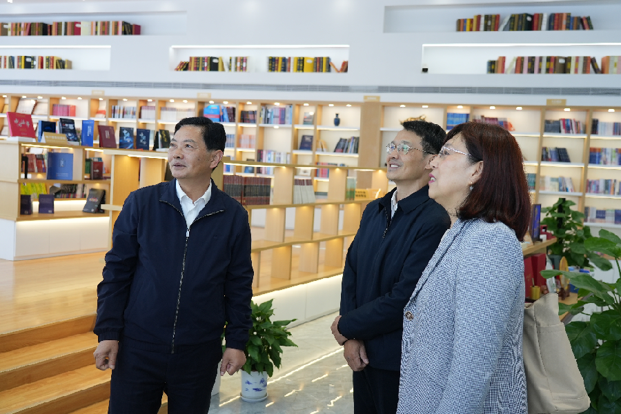 周德文调研华中科技大学出版社