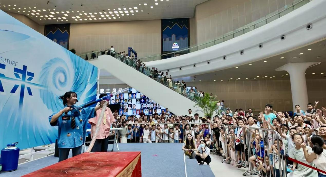 8月 大型科学实验 -展览管理部.png