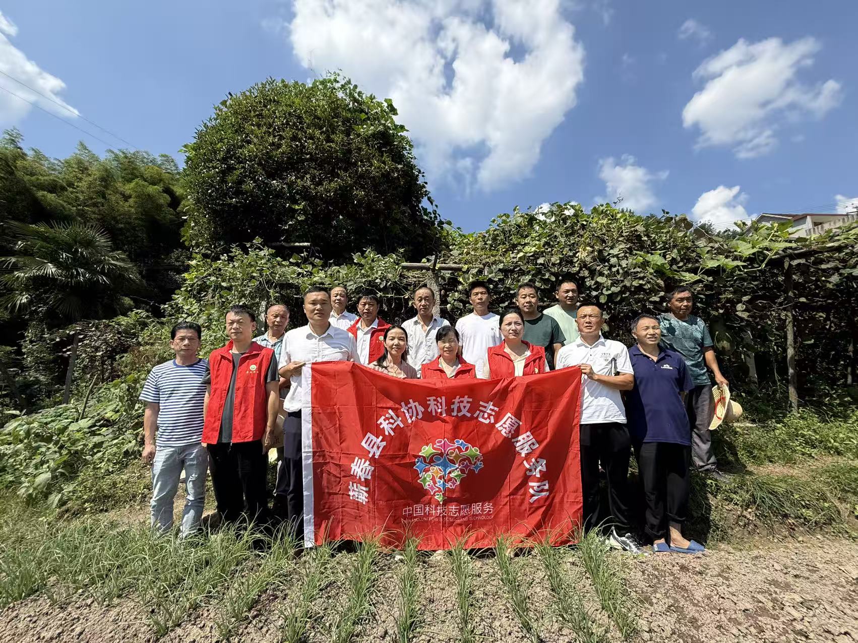 1758614781476019272.jpg 志愿服务合照.jpg