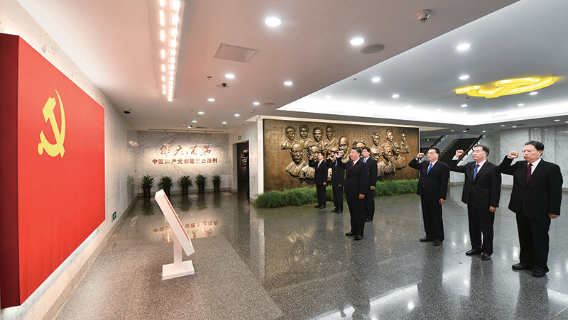 2017年10月31日，中共中央總書記、國家主席、中央軍委主席習近平帶領(lǐng)中共中央政治局常委李克強、栗戰(zhàn)書、汪洋、王滬寧、趙樂際、韓正，瞻仰上海中共一大會址和浙江嘉興南湖紅船。這是31日上午，在上海中共一大會址紀念館，習近平帶領(lǐng)其他中共中央政治局常委同志一起重溫入黨誓詞。 